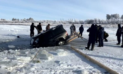 Монгольский лед не прощает: автомобили продолжают уходить под воду
